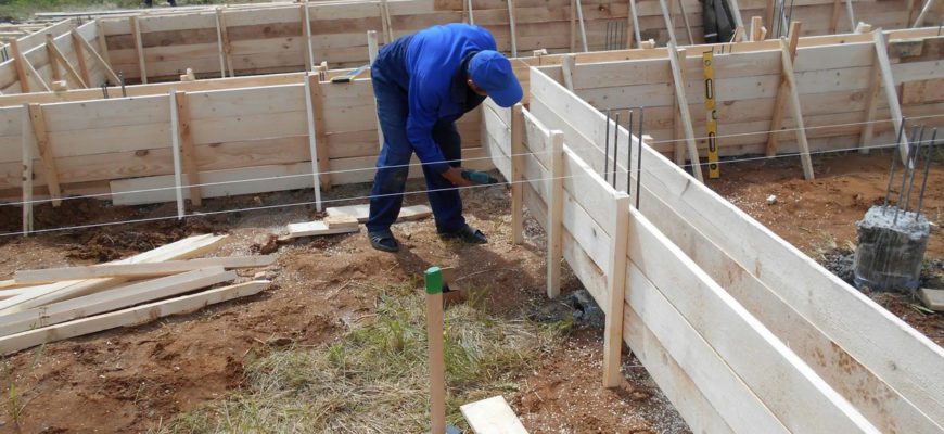 Установка опалубки для фундамента
